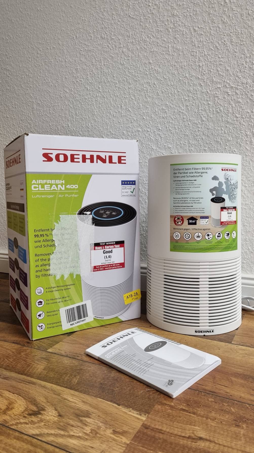 Soehnle Hepa Luftfilter steht neben der Verpackung auf dem Boden. Die Bedienungsanleitung liegt davor.