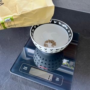 Roggen wird in Schale auf Küchenwaage Soehnle Page Profi eingeschüttet, Anzeige zeigt 1 g. 