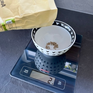 Roggen wird in Schale auf Küchenwaage Soehnle Page Profi eingeschüttet, Anzeige zeigt 2 g. 