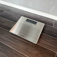 Die Soehnle Style Sense Safe 300 steht auf einem Fliesenboden.