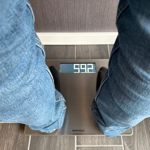 Die Soehnle Style Sense Safe 300 zeigt bei einer Messung 59,2 kg an.