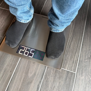 Auf der Soehnle Style Sense Safe 300 steht eine Person.