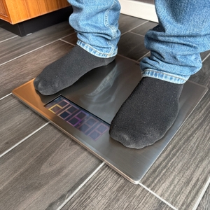 Eine Person steht auf der Soehnle Style Sense Safe 300, die Anzeige des Displays ist schwerer zu erkennen.