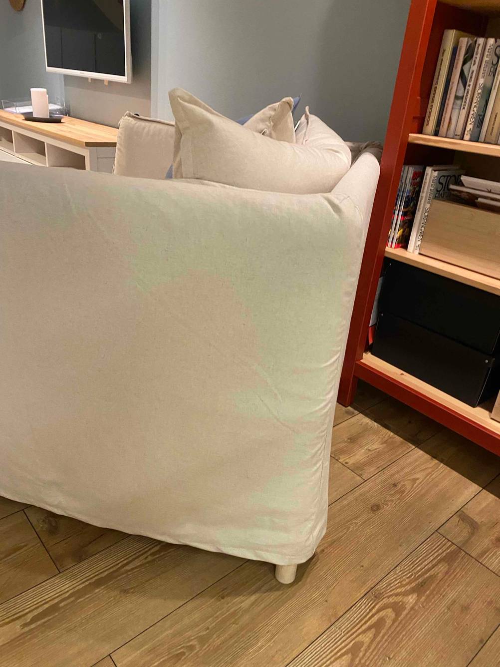 Sofa getestet: Eine Ecke des Sofas von hinten in einem Wohnzimmer.
