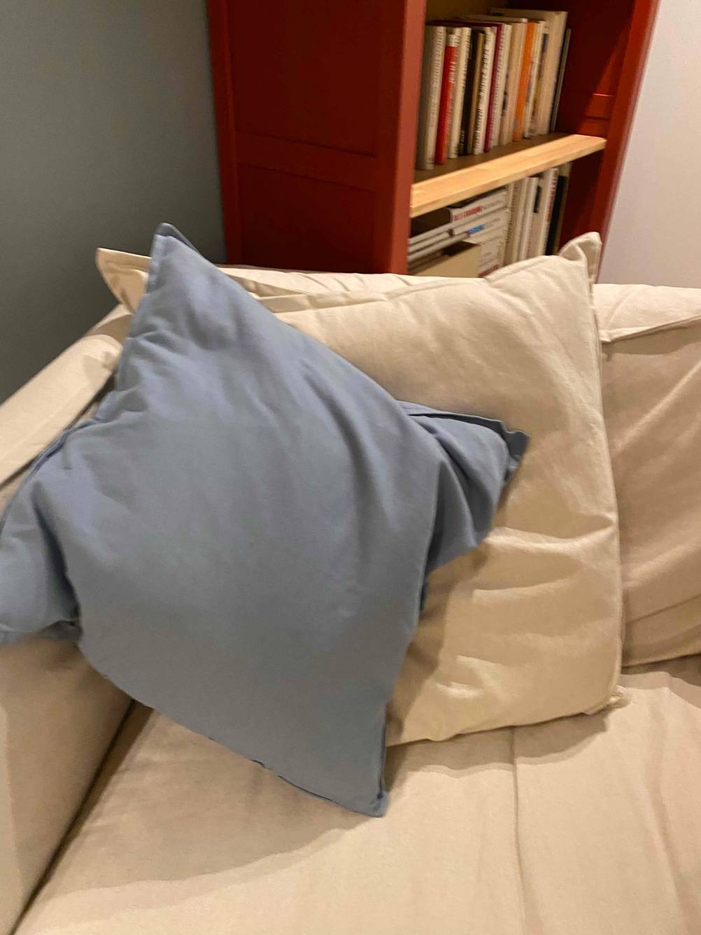 In der Ecke des Sofas im Test liegen zwei Kissen.