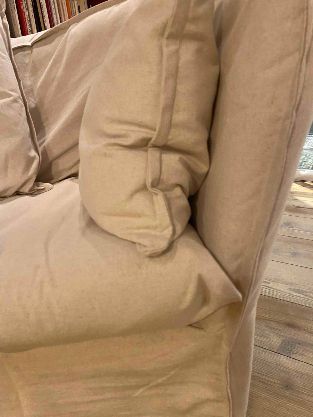 Nahaufnahme der Ecke und des Sitzpolsters eines getesteten Sofas.