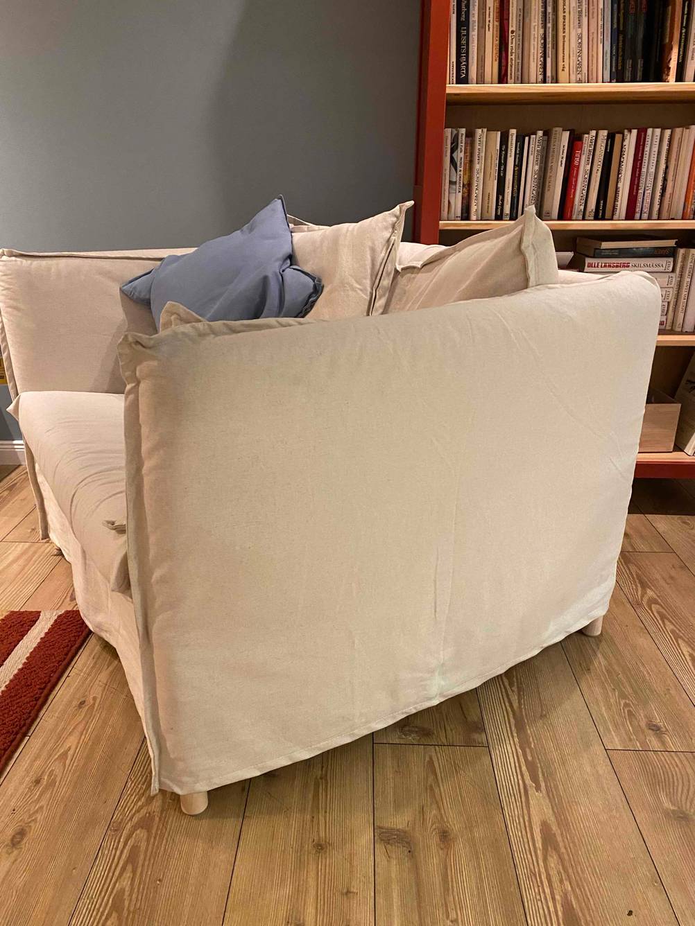 Ein getestetes Ecksofa befindet sich im Möbelhaus. 