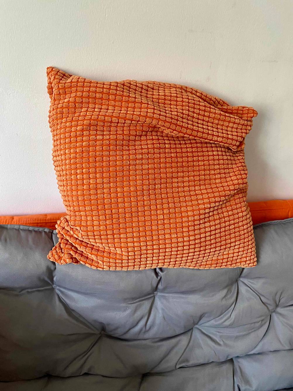 Ein getestetes Sofa-Kissen mit Füllung. 