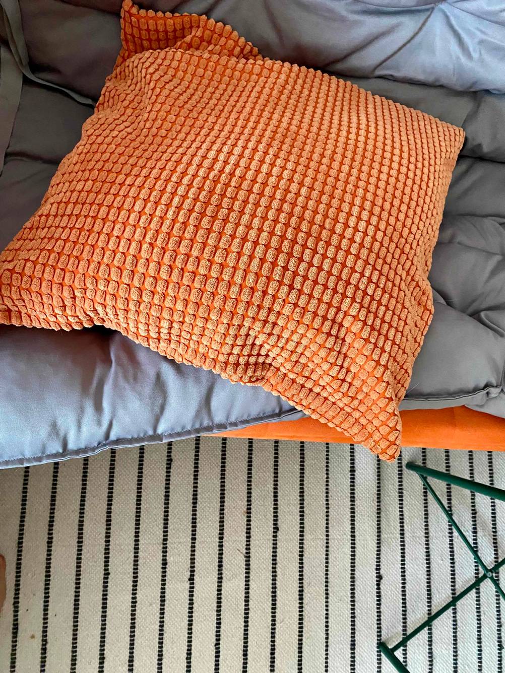 Ein Sofa-Kissen im Test: Ein gefülltes Kissen liegt auf einem Sofa.