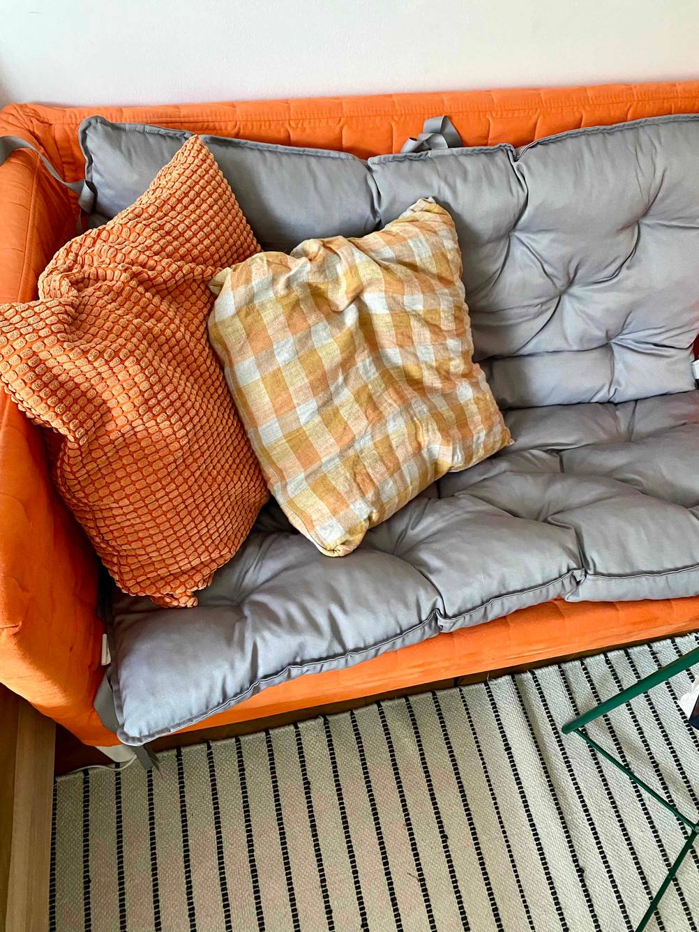 Ein getestetes Sofa-Kissen befindet sich im Wohnzimmer. 