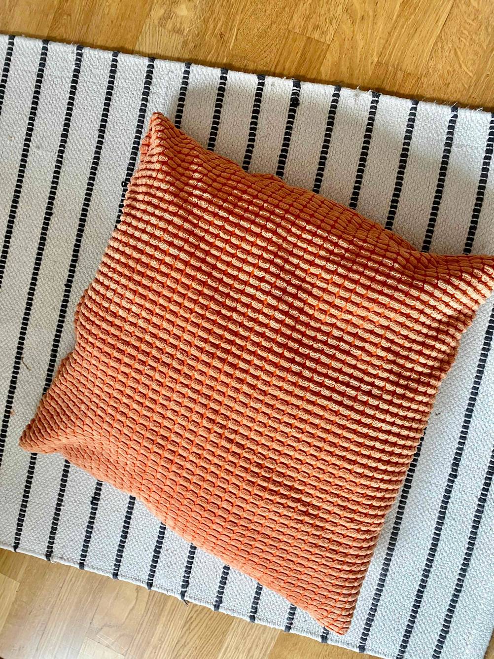 Ein Sofa-Kissen im Test: Auf dem Boden liegt ein Kissen. 
