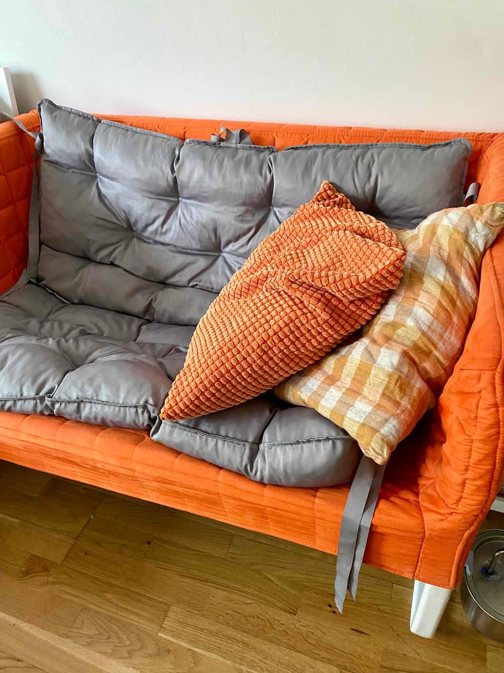 Zwei getestete Sofa-Kissen befinden sich auf einem Sofa. 