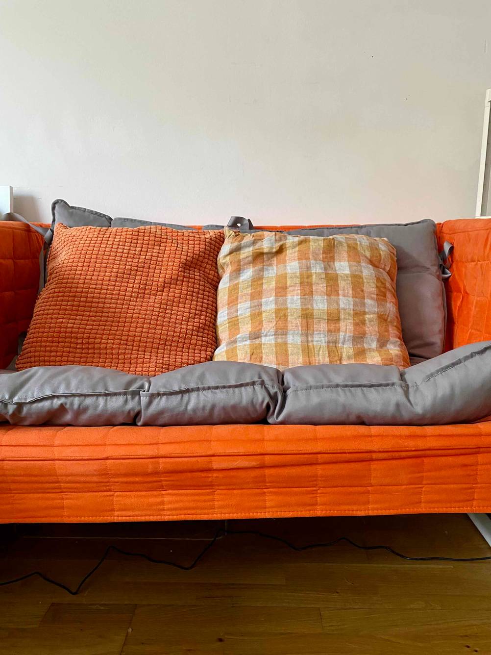 Ein getestetes Sofa-Kissen mit 2 Sitzkissen. 