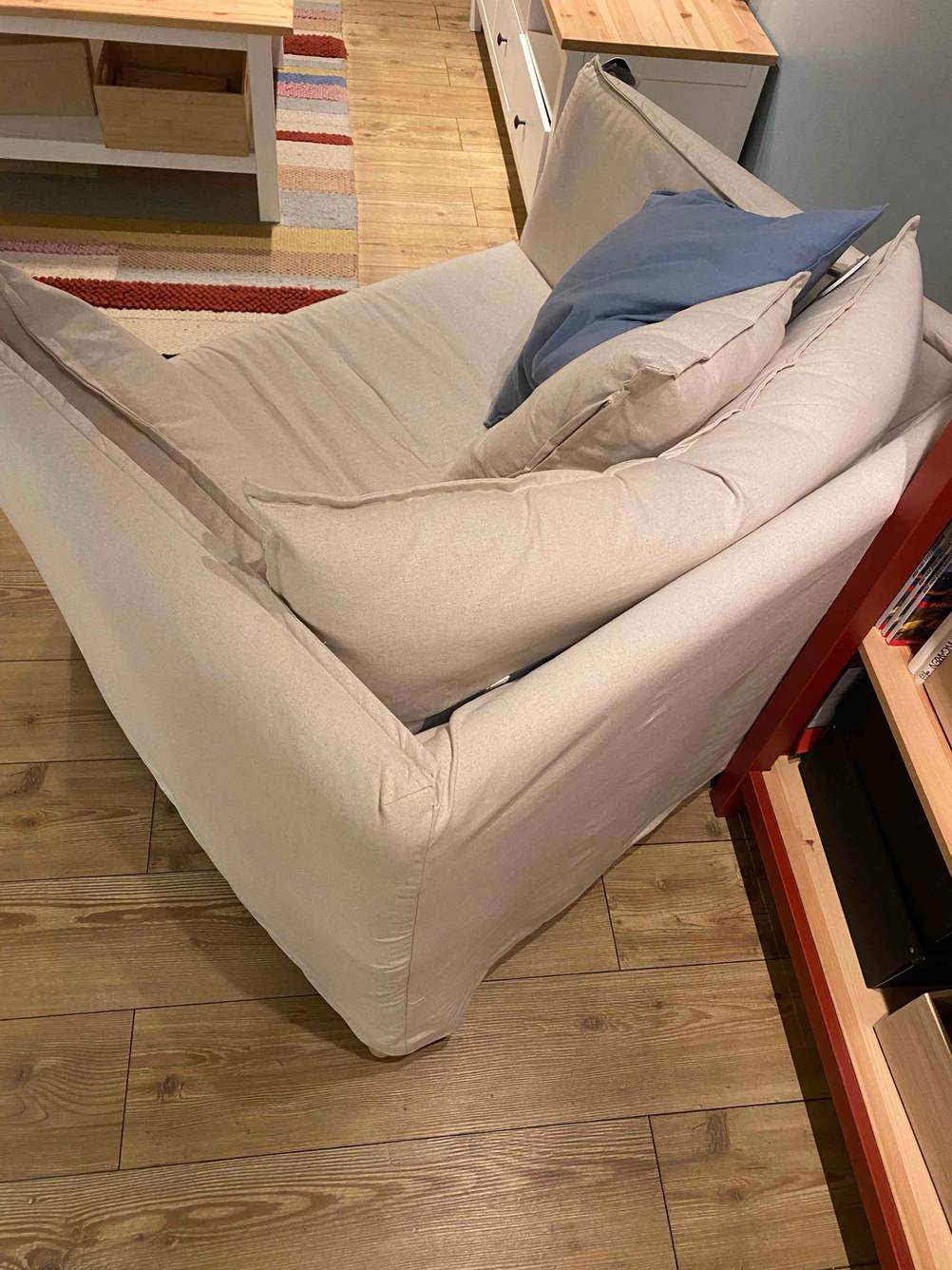 Ein Sofa im Test: Ein Ecksofa befindet sich als Ausstellungsstück im Möbelhaus.