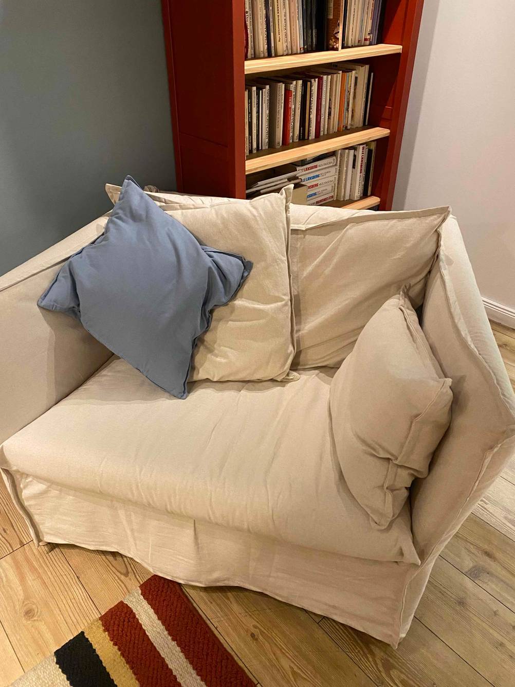 Ein helles Sofa mit hellen Kissen