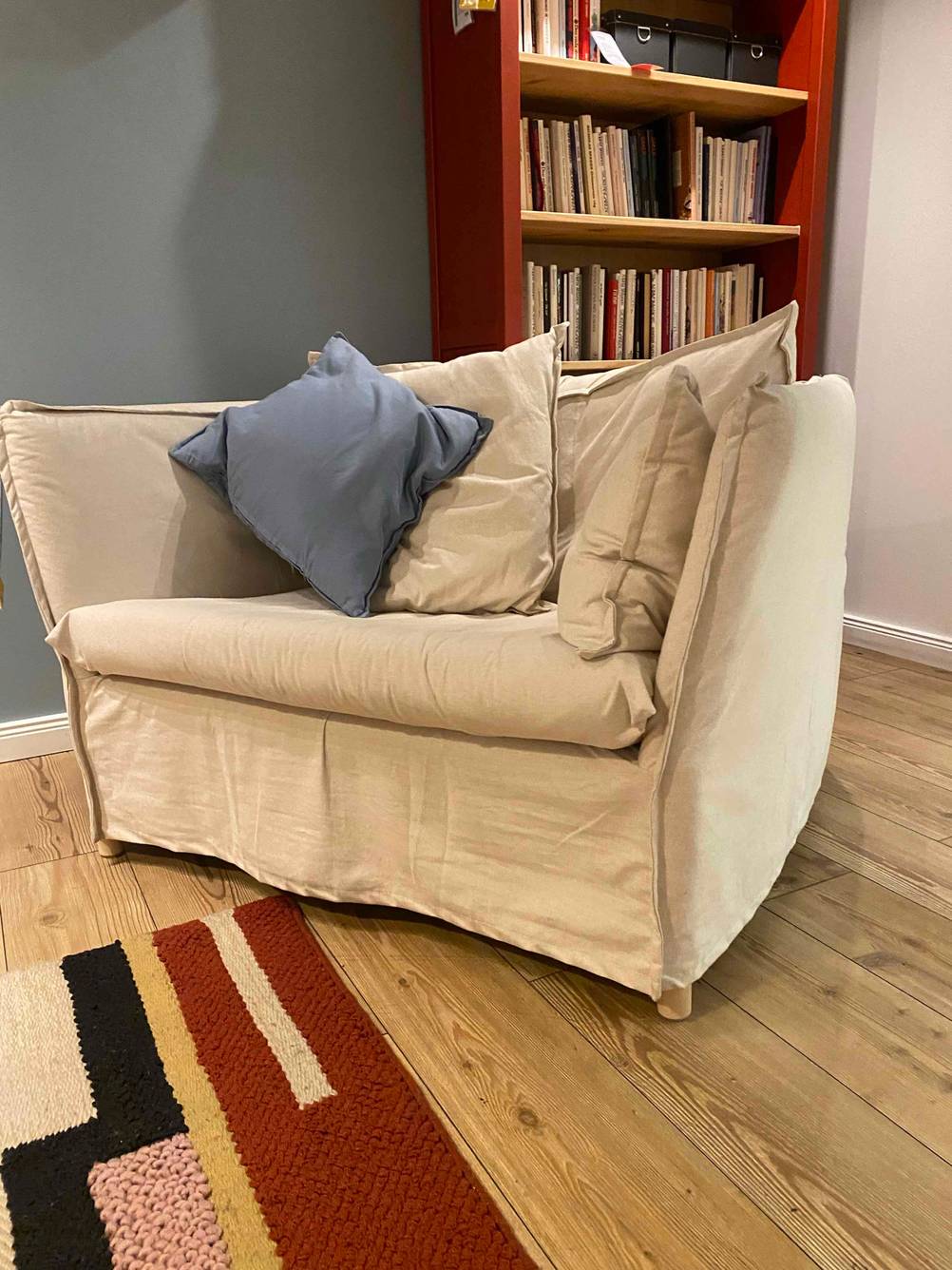 Ein helles Sofa mit hellen Kissen