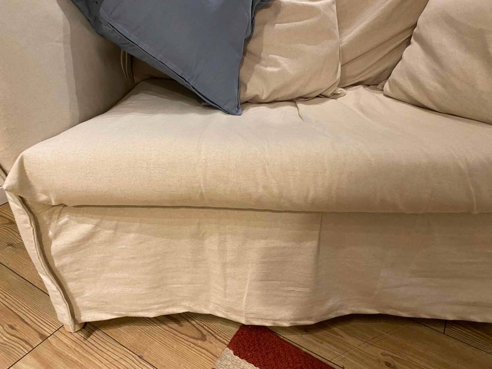 Ein helles Sofa mit hellen Kissen