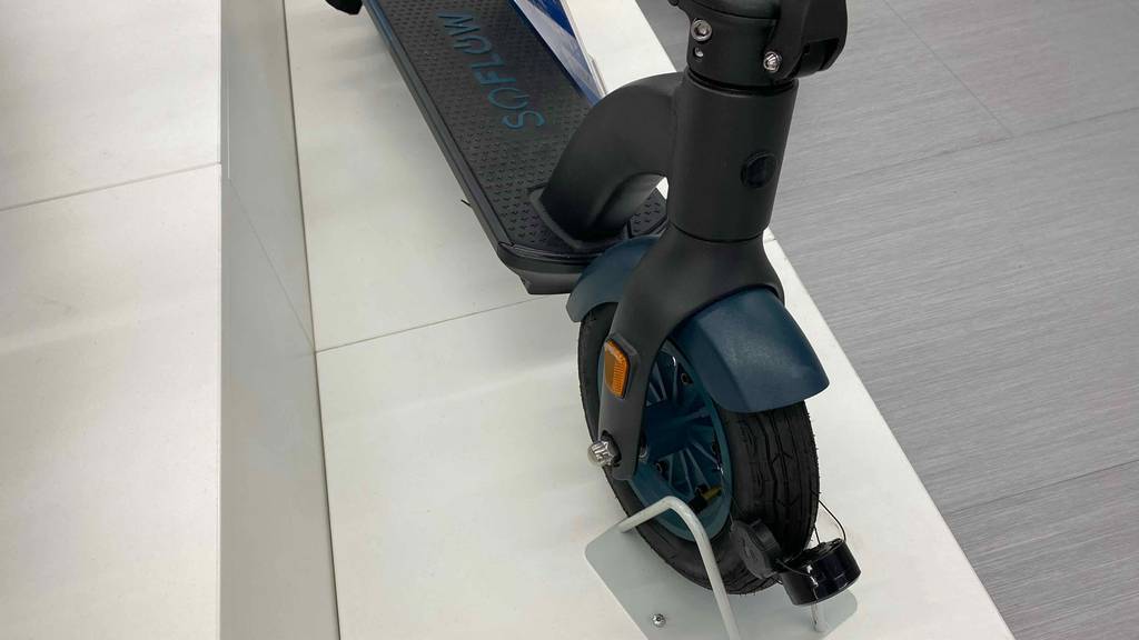 Detailansicht eines getesteten E-Scooters mit 500 Watt von vorn betrachtet.