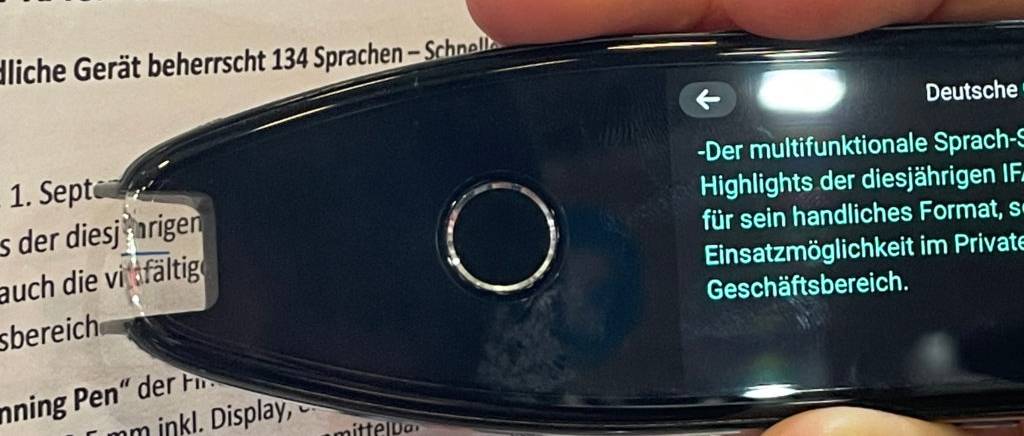 Der getestete Sofortübersetzer übersetzt einen Text.
