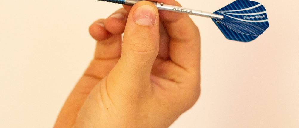 Dartpfeile im Test: Nahaufnahme eines Dartpfeils in der Hand