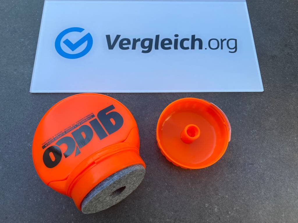 Die Scheibenversieglung Glaco Roll On 4107 der Marke SOFT99 lässt sich dank ergonomischer Verpackung besonders nutzerfreundlich auftragen.