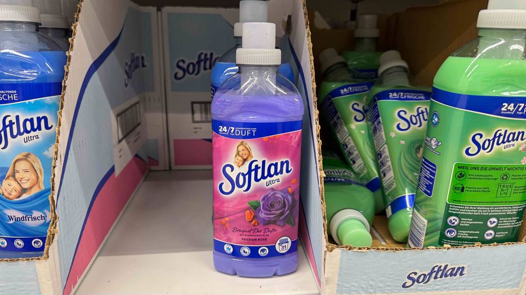 Softlan Weichspüler im Test: Mehrere Flaschen unterschiedlicher Duftrichtungen stehen in einem Regal.