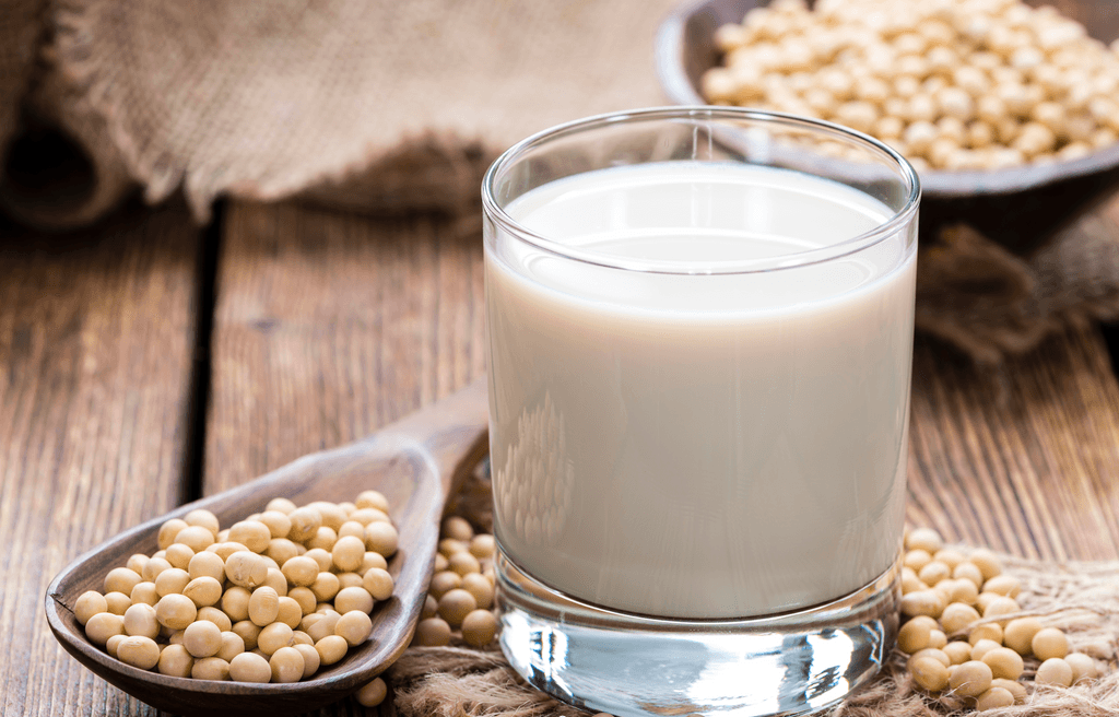 Soja-Protein-Test: Ein Glas mit Sojamilch steht auf einem Tisch. 