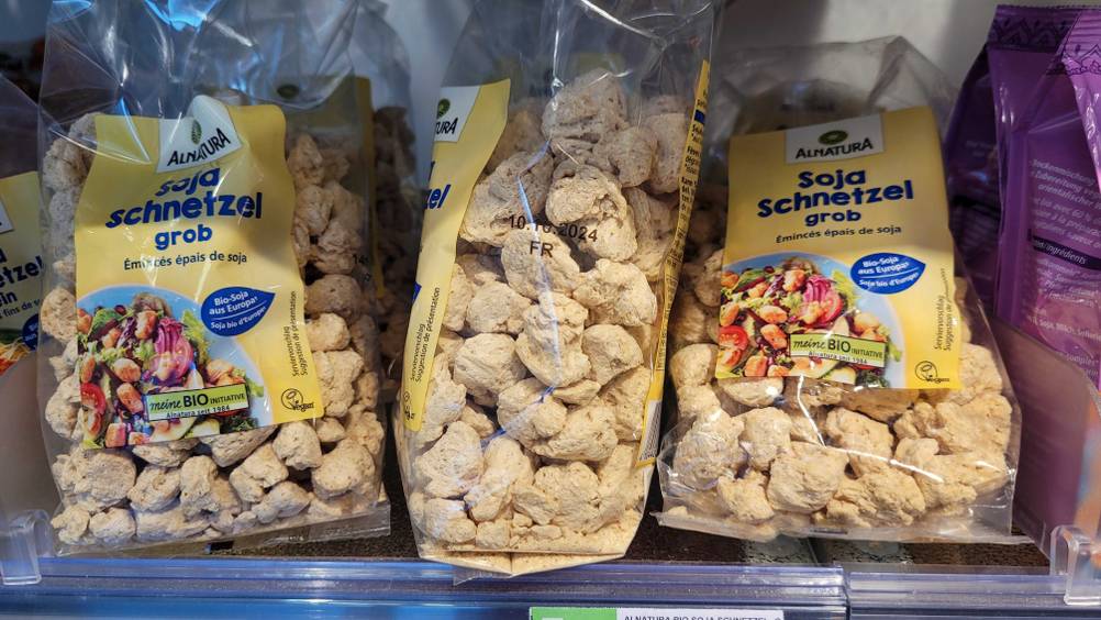 Mehrere Verpackungen mit getestetem Soja-Protein befinden sich im Geschäftsregal.