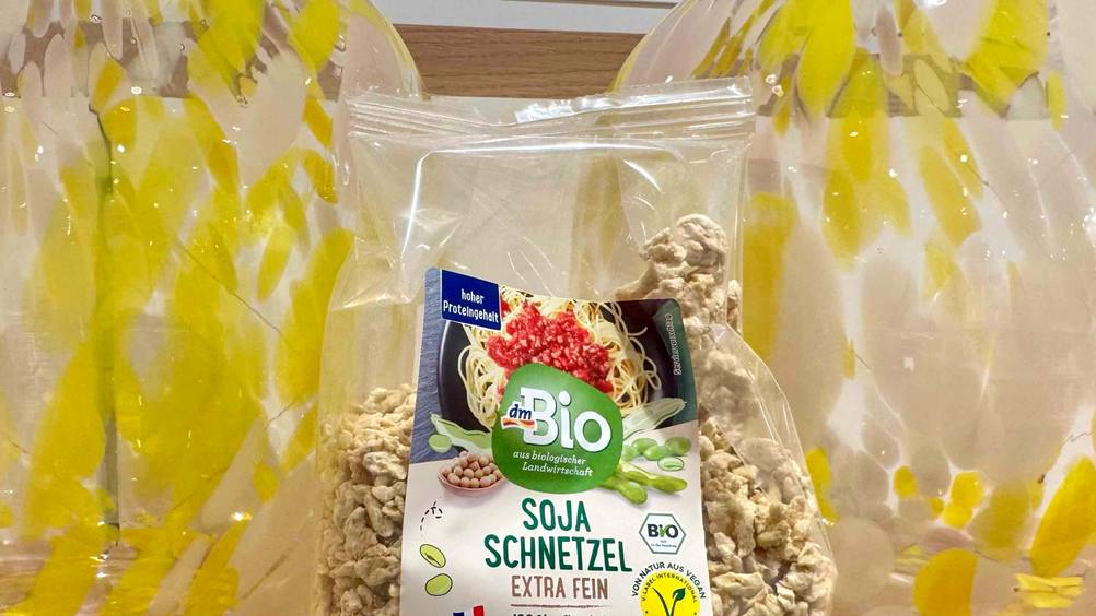 Soja-Schnetzel getestet: Nahaufnahme der Verpackung mit Logo und Artikelbezeichnung.