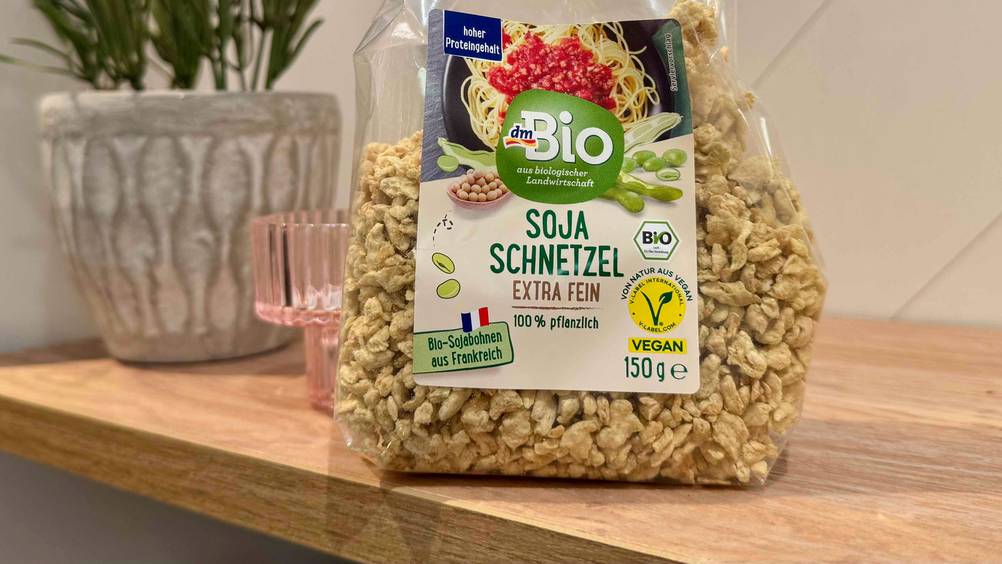 Soja-Schnetzel im Test: Nahaufnahme des Labels auf der Verpackung mit Informationen.