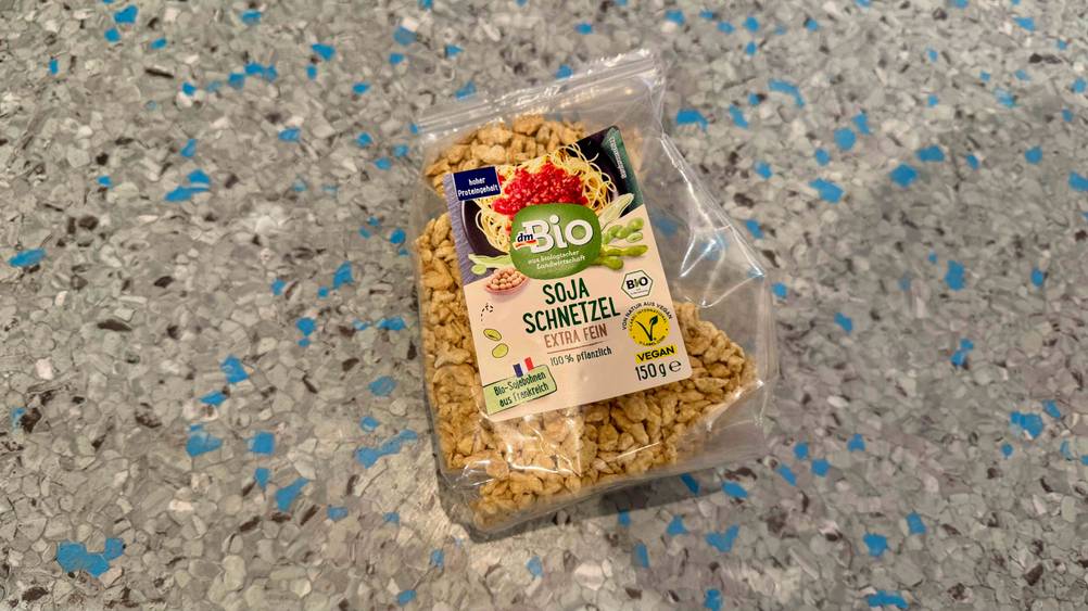 Getestet: Eine Packung der Soja-Schnetzel auf einem grauen Boden liegend.