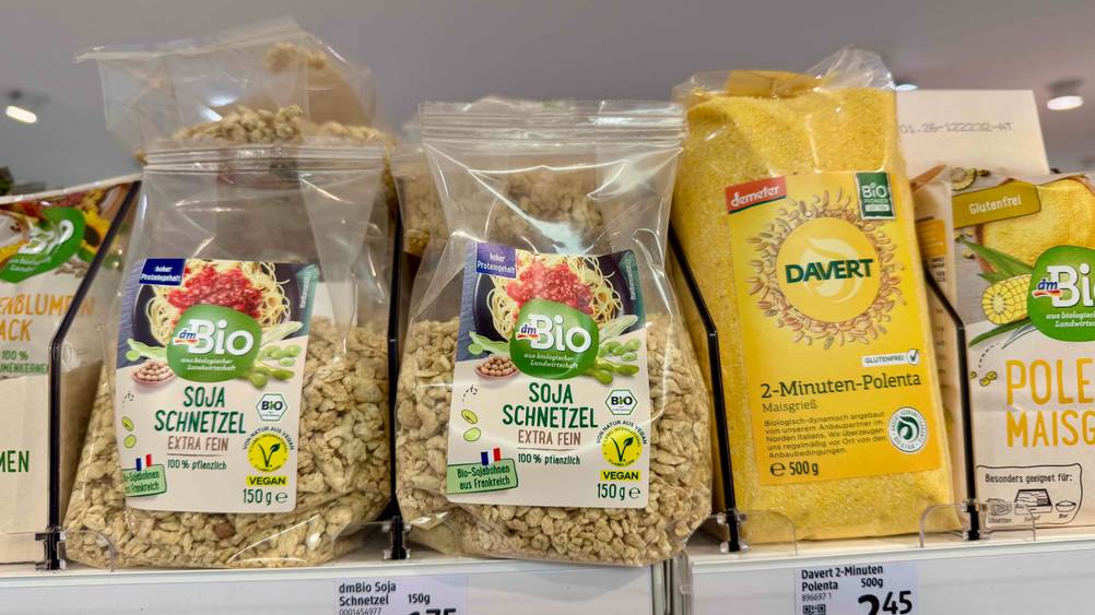 Mehrere Packungen der getesteten Soja-Schnetzel in einem Verkaufsregal neben anderen Produkten.
