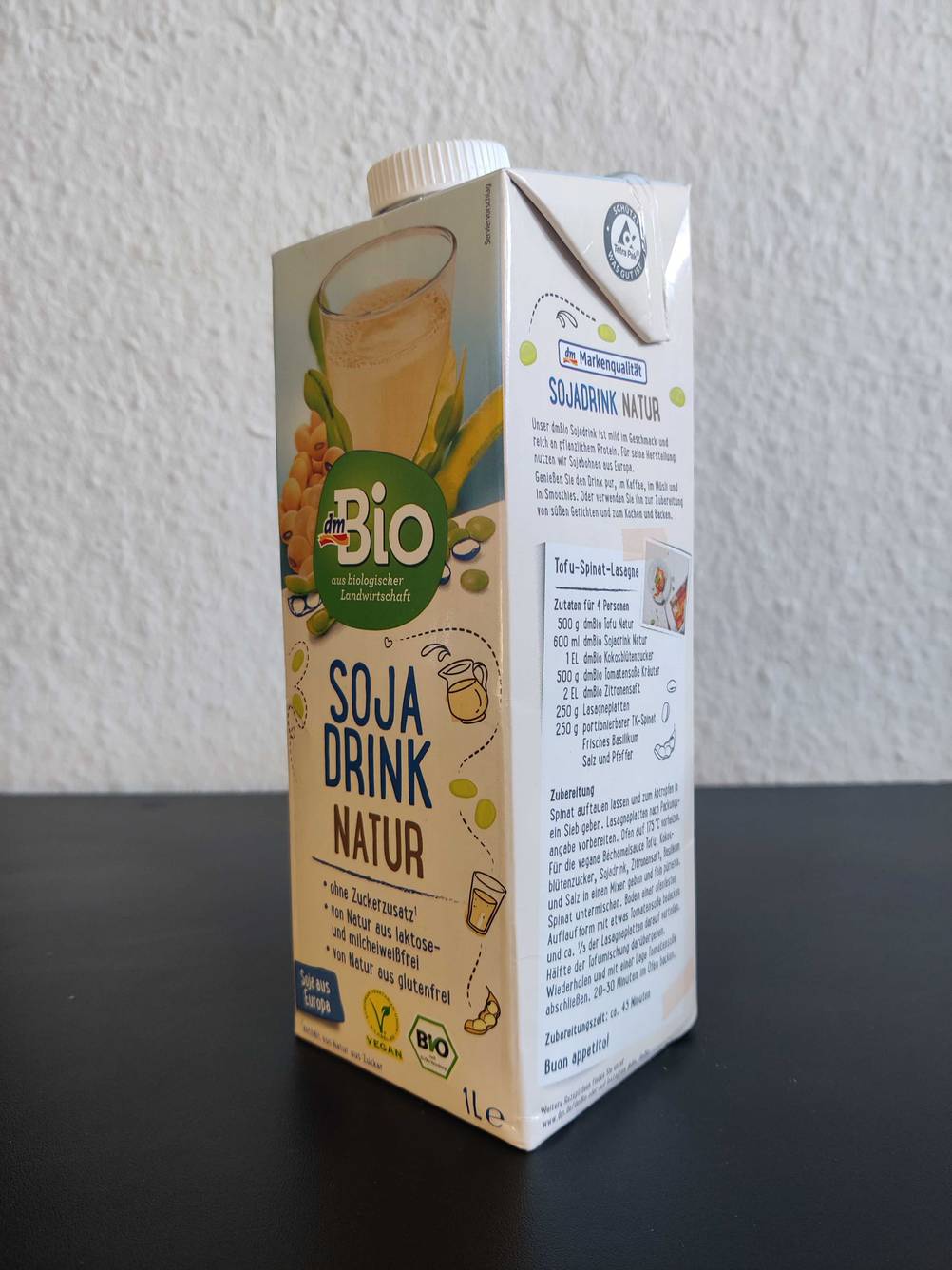 Eine Packung Sojadrink im Test leicht schräg auf einer dunklen Fläche stehend.