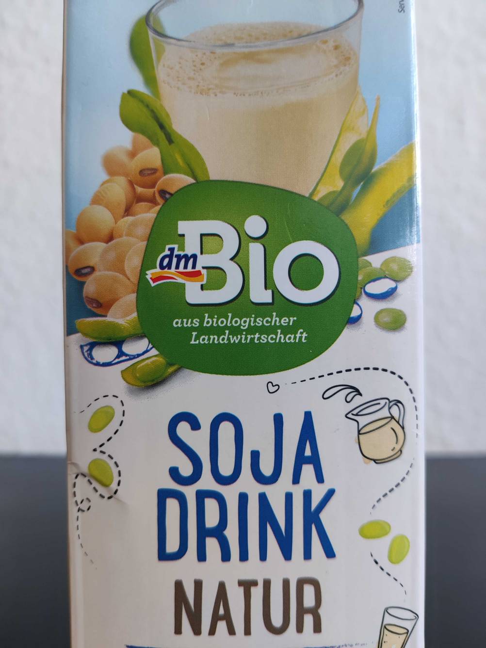 Nahaufnahme des Labels auf der Vorderseite einer Packung des getesteten Sojadrinks.