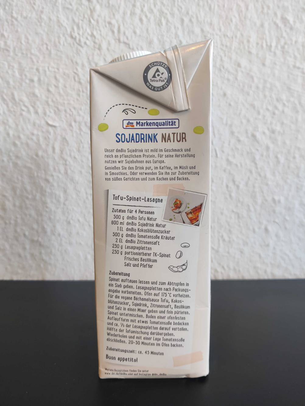 Ein getesteter Sojadrink befindet sich verpackt auf dem Küchentisch. 