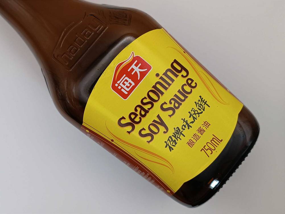 Nahaufnahme des Label auf der Vorderseite einer Flasche Sojasauce im Test.