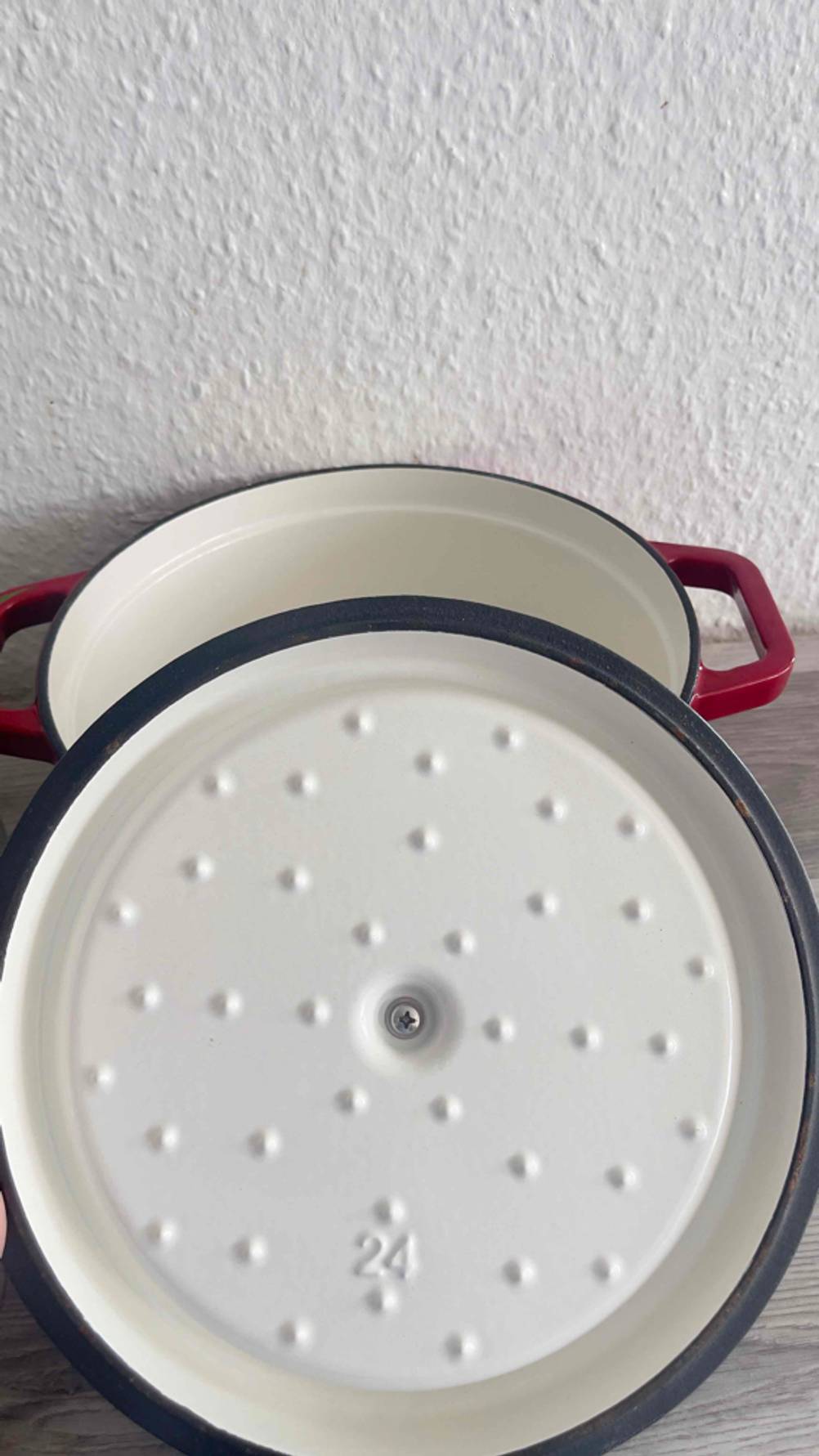 Blick auf die Unterseite des Deckels eines getesteten Gusseisen-Topfs mit 24 cm.