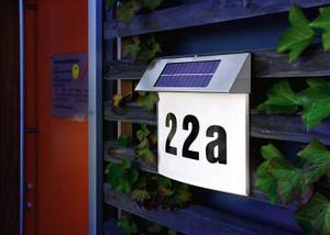 Eine gleichmäßige und flächendeckende Ausleuchtung der Hausnummer. Solar-Hausnummern von Esotec und Steinel leuchten besonders gut und gleichmäßig.