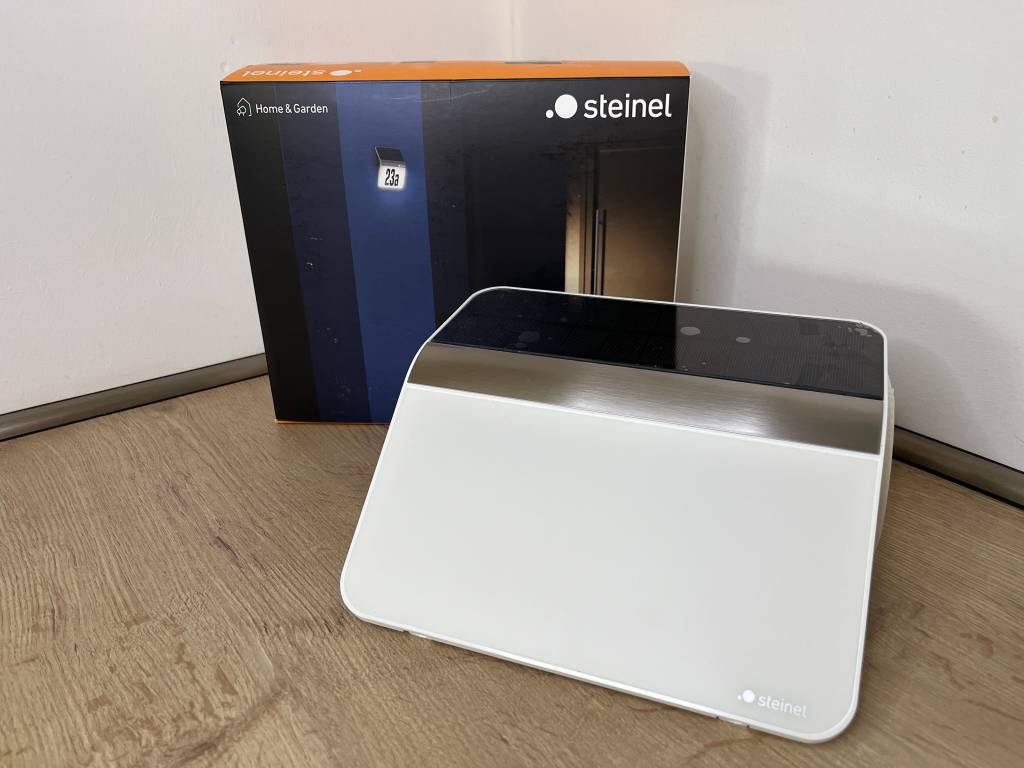 Solarhausnummer neben der Verpackung