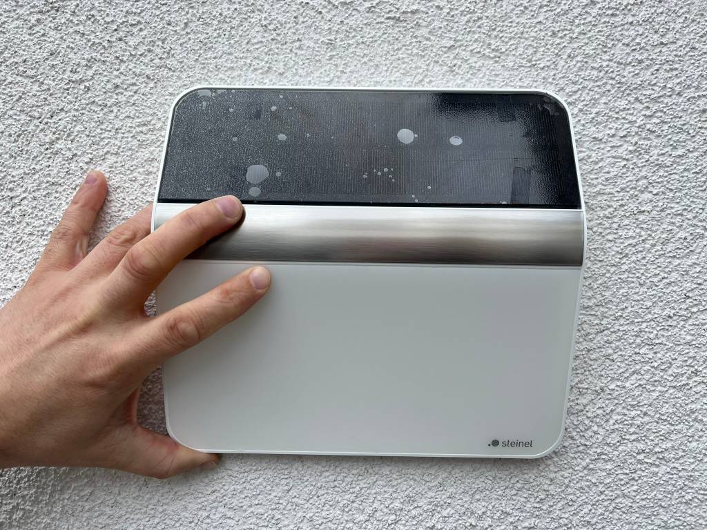 Solarhausnummer an einer Wand