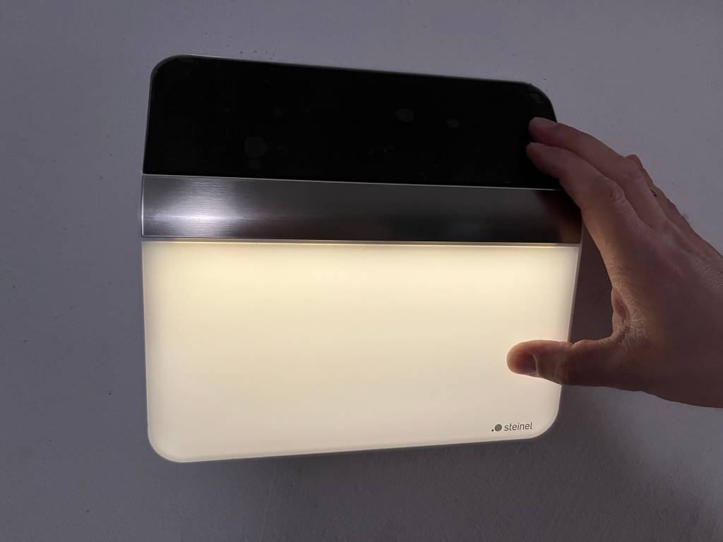 leuchtende Solarhausnummer im dunkeln