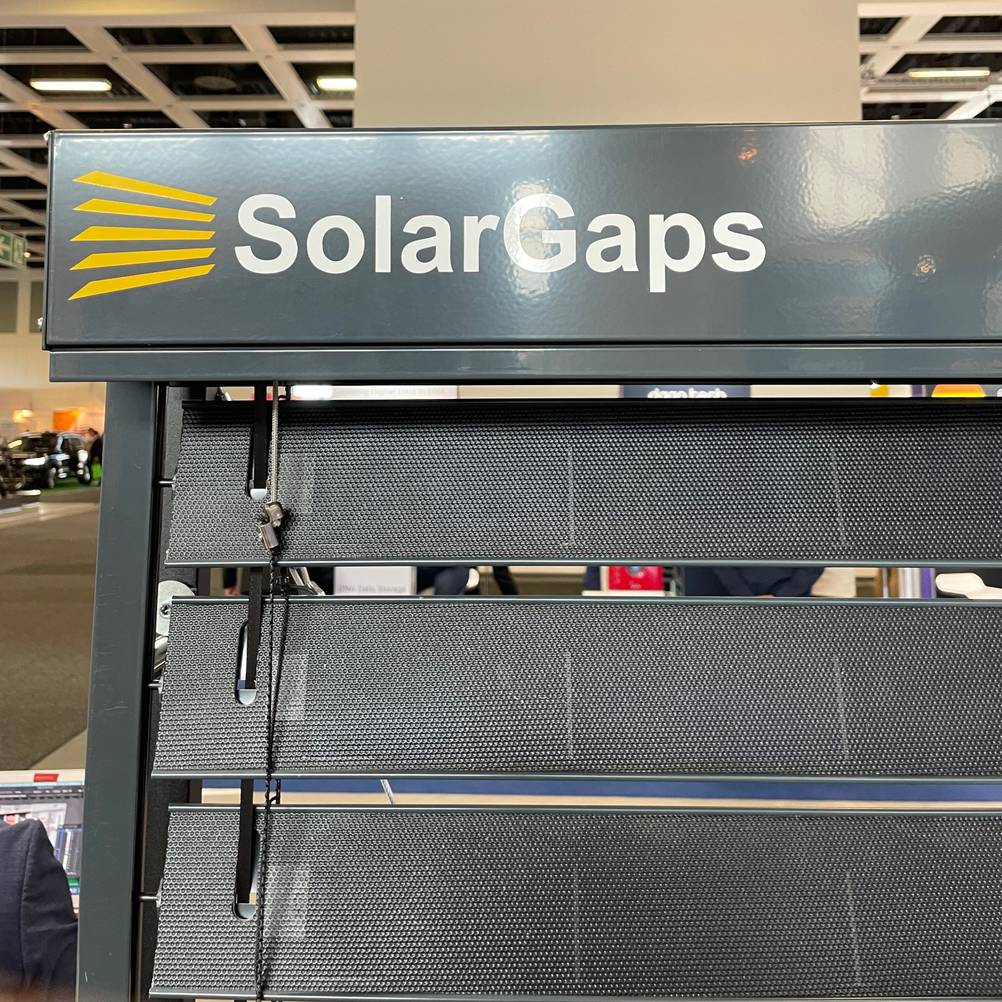 Der Schriftzug SolarGaps steht auf den getesteten Solar-Jalousien.