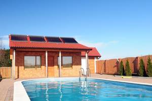 schwimmbecken mit solarpanelen heißen