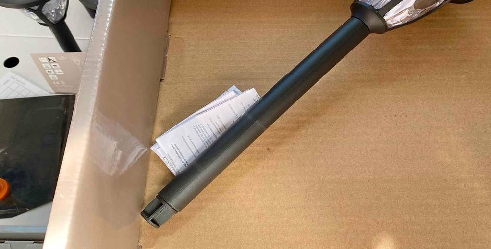 Nahaufnahme des Erdspiesses einer getesteten Solar-Wegeleuchte in einem Karton.