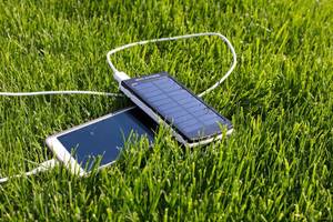Smartphones durch Solarakku umweltschonend aufladen.