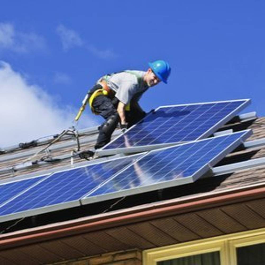 solaranlage wird am dach angebracht