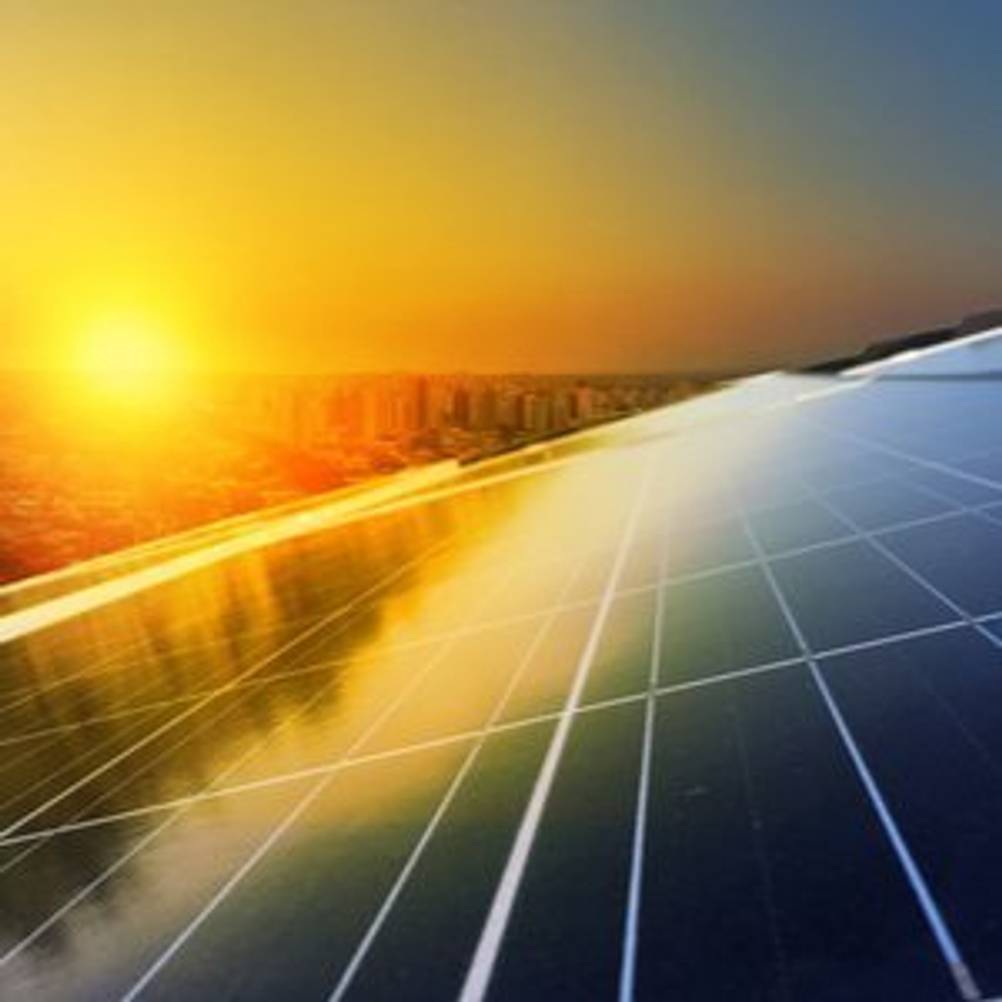 solaranlage bei sonnenuntergang