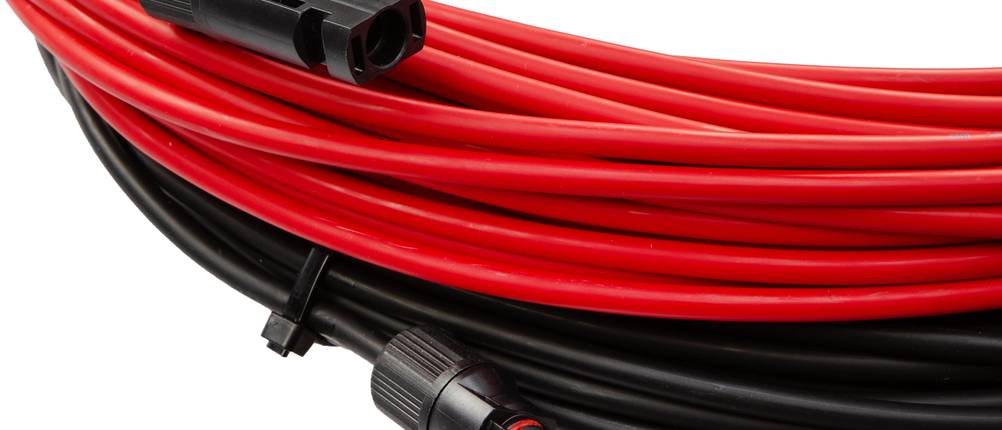 Solarkabel-Test: Rotes und schwarzes Solarkabel auf weißem Grund mit konfektionierten Steckern.
