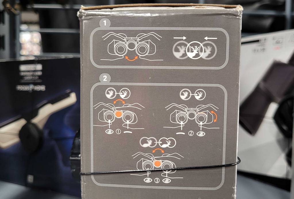 Im Test: ein Fernglas 8×42 in seiner grauen Verpackung.