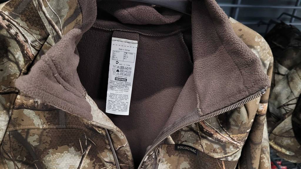 Eine Nahaufnahme des Halsbereichs einer getesteten Jagdjacke für Damen im Camouflage-Design.